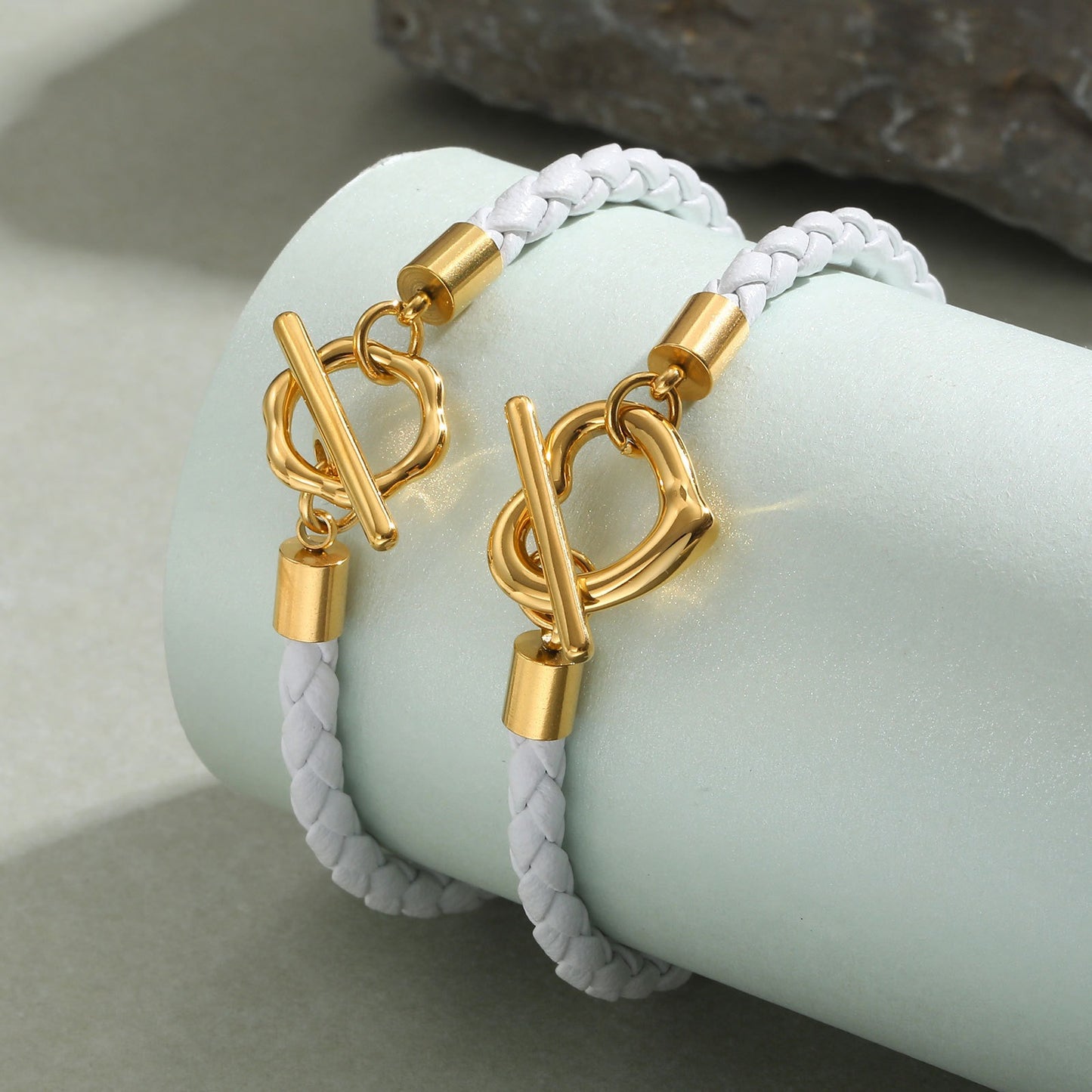 Pulsera Kemstone de acero inoxidable con cierre floral OT y correas de piel blanca flexible - Joyería minimalista moderna para mujer BL-779