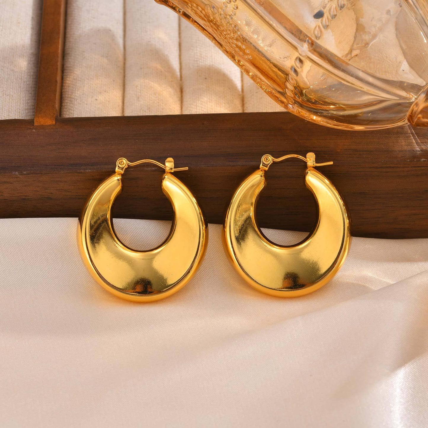 Elegantes y modernos pendientes de aro de acero inoxidable dorado en forma de C: glamour minimalista para una elegancia cotidiana EH-723