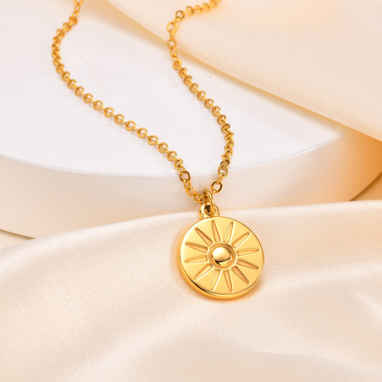 Elegante collar con colgante circular dorado - Cadena minimalista de acero inoxidable para clavícula para mujer NC-1854
