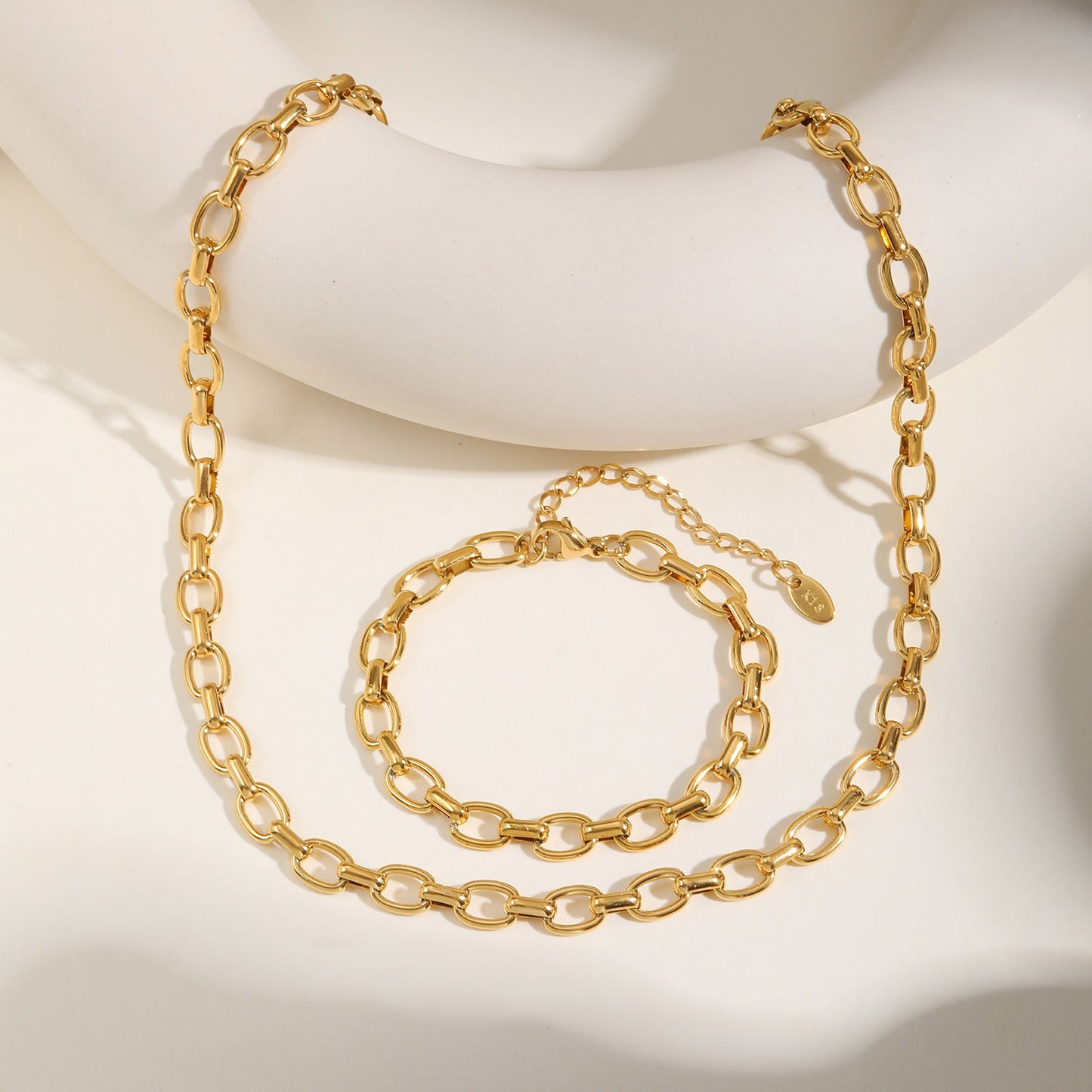 Pulsera Kemstone de acero inoxidable con eslabones, hecha a mano y con un diseño geométrico audaz en un vibrante tono dorado para el día a día de la mujer. BR-2343