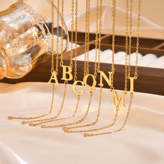 Collar de cadena cruzada plana de acero inoxidable con letra, circonita blanca y flecos dorados. Joyería minimalista personalizada para mujer. NC-1936G