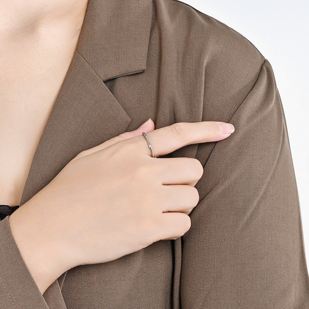 Elegante anillo de acero inoxidable para mujer inspirado en el bambú - Estilo minimalista INS K-R946