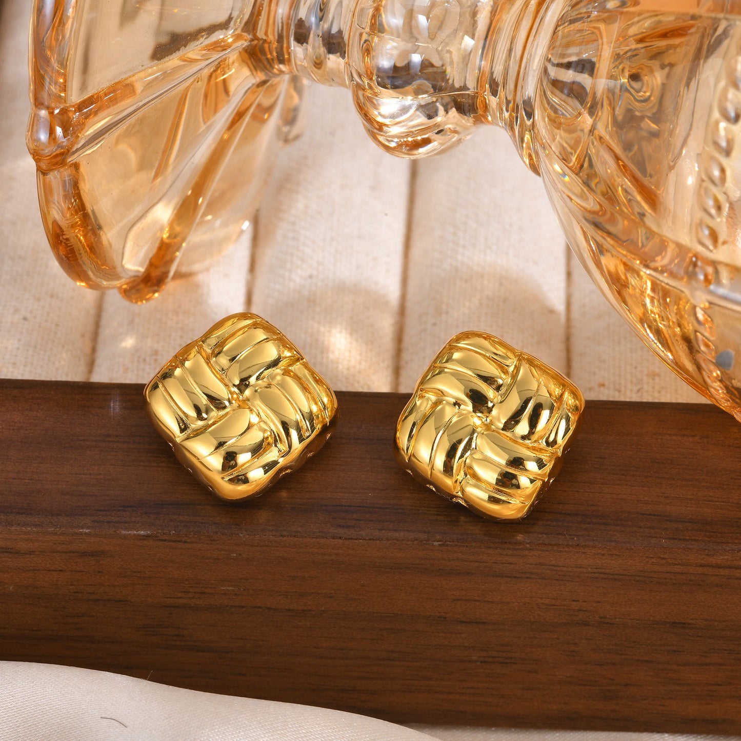 Aretes cuadrados tejidos artesanalmente | Joyería geométrica de acero inoxidable en tono dorado para mujeres modernas ES627