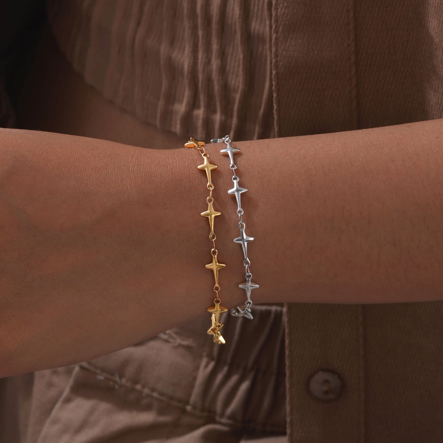 Pulsera apilable vintage de estrella de cuatro puntas: joyería celestial de acero inoxidable para un toque de elegancia cotidiana (1951)