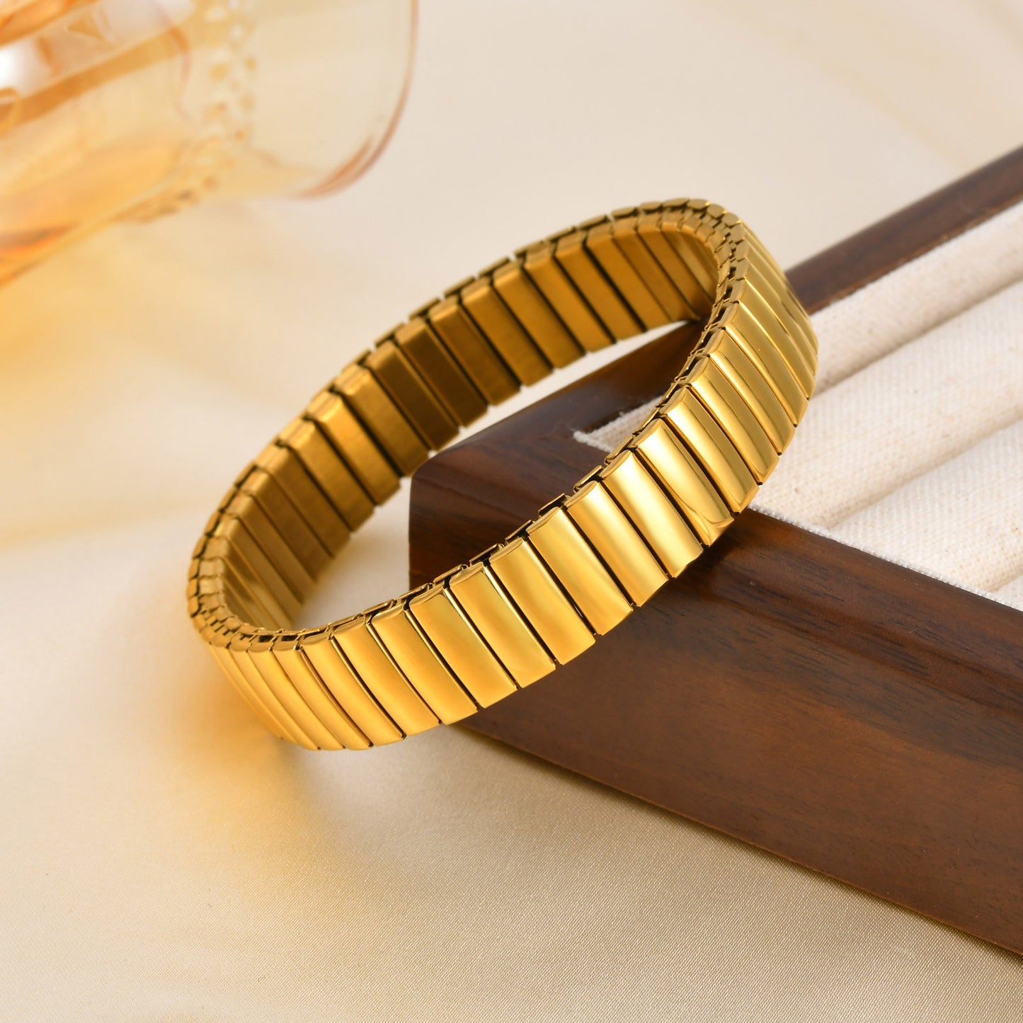 Pulsera elástica dorada para mujer | Joyería de acero inoxidable hipoalergénica con opciones de grabado láser B-633