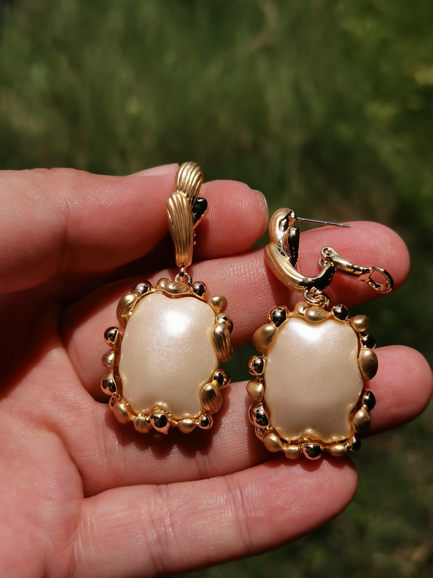 Pendientes Kemstone hechos a mano con diseño original de perla barroca vintage con flor dorada cuadrada para mujer, de aleación de 50 mm x 22 mm, con cierre de clip.