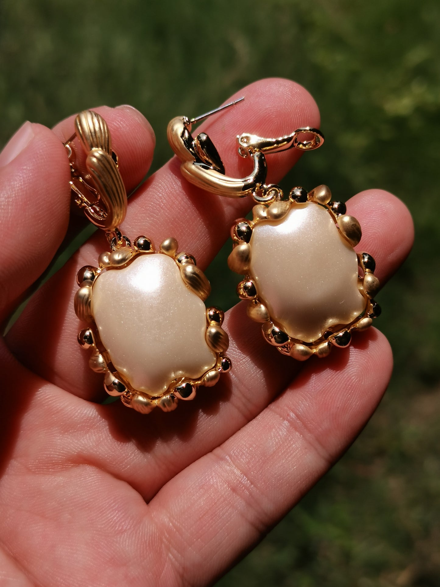 Pendientes Kemstone hechos a mano con diseño original de perla barroca vintage con flor dorada cuadrada para mujer, de aleación de 50 mm x 22 mm, con cierre de clip.