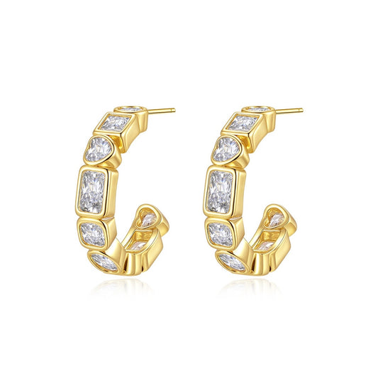 Orecchini geometrici a forma di C realizzati artigianalmente da Kemstone: eleganza francese minimalista con dettagli in zircone E23082401