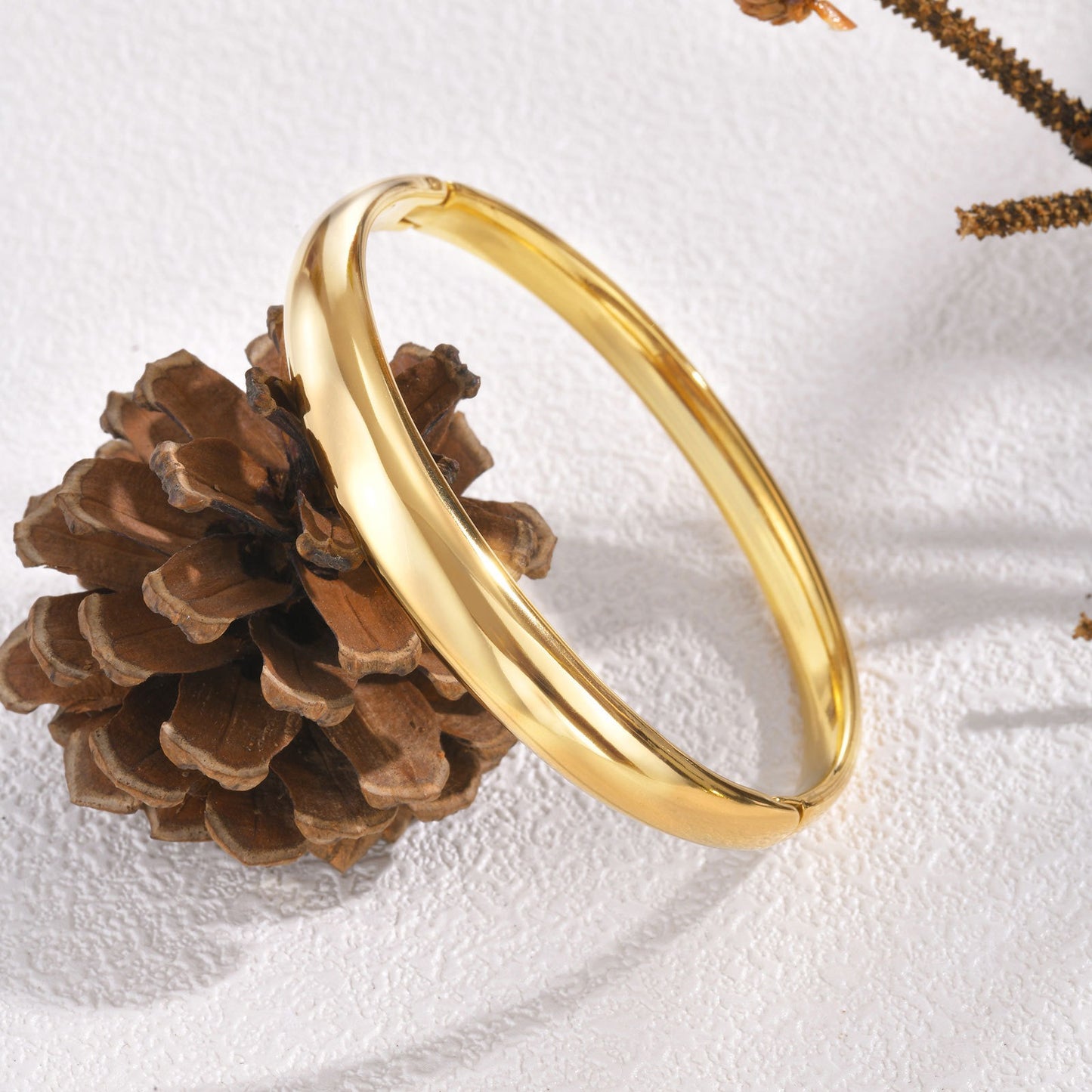 Bracciale Twist in acciaio inossidabile con finitura a specchio - Gioiello geometrico regolabile per donna, design minimalista dorato per l'eleganza quotidiana B-618