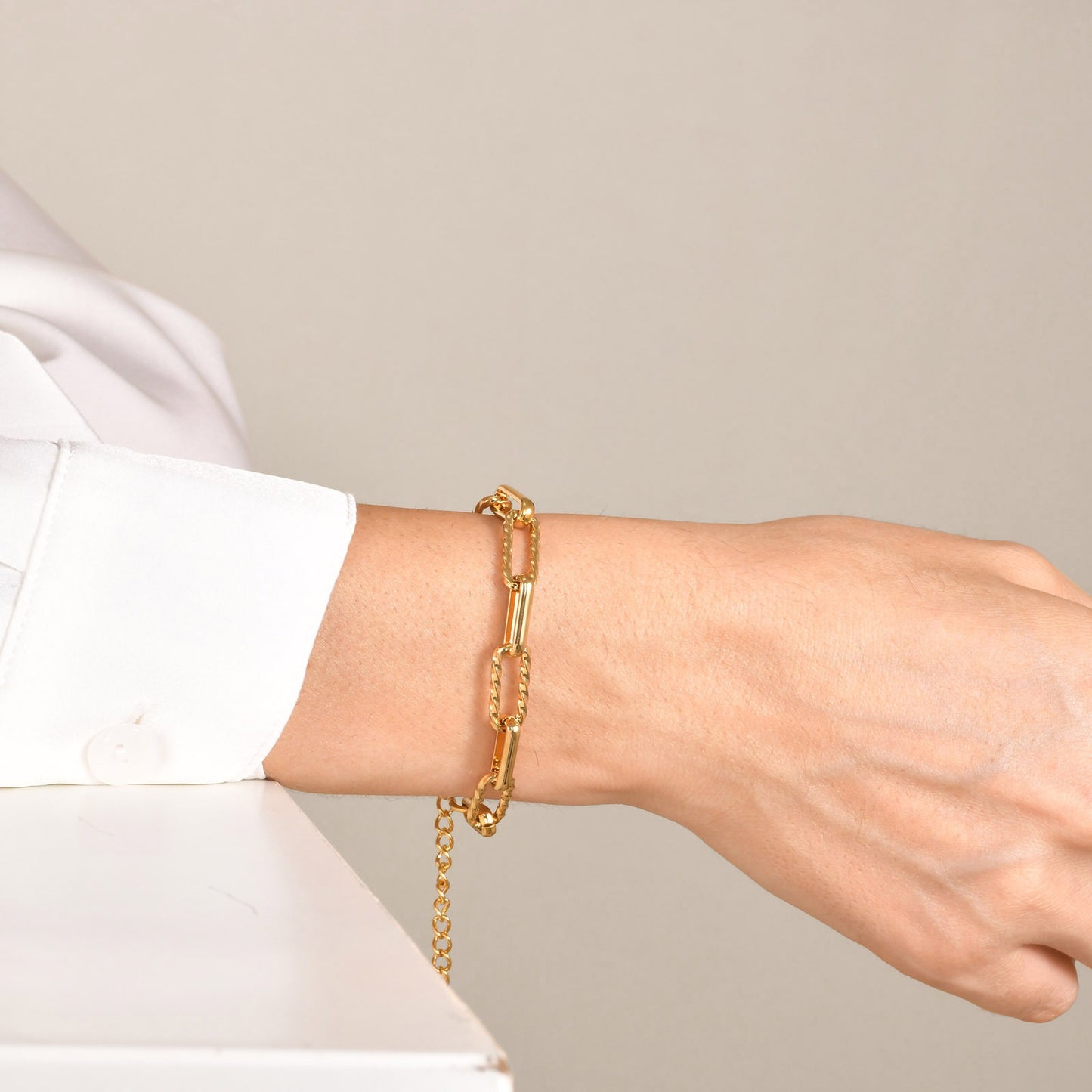 Bracciale minimalista a forma di U in acciaio inossidabile | Design geometrico moderno per donna, gioiello unisex con catena regolabile BR-1705
