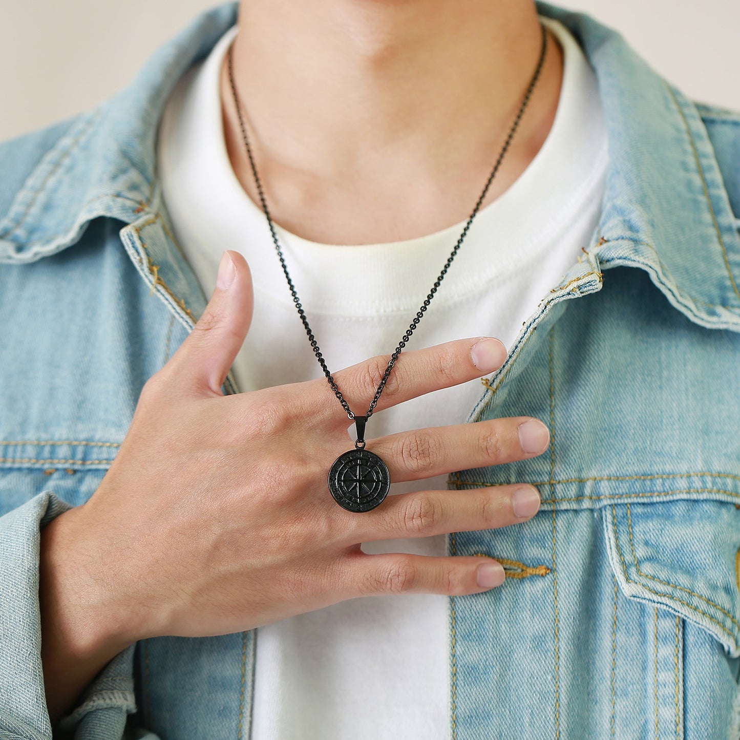 Collar con colgante de brújula y moneda de acero inoxidable Kemstone: un artículo esencial para el explorador urbano, ideal para la aventura diaria y el estilo hip-hop PN-1527