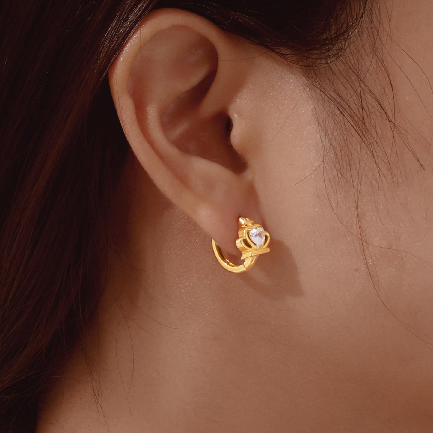 Preciosos aros de acero inoxidable dorado con circonitas: corazón, estrella, cruz y más estilos EH-722