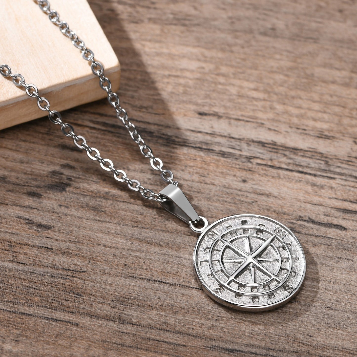 Collar con colgante de brújula y moneda de acero inoxidable Kemstone: un artículo esencial para el explorador urbano, ideal para la aventura diaria y el estilo hip-hop PN-1527
