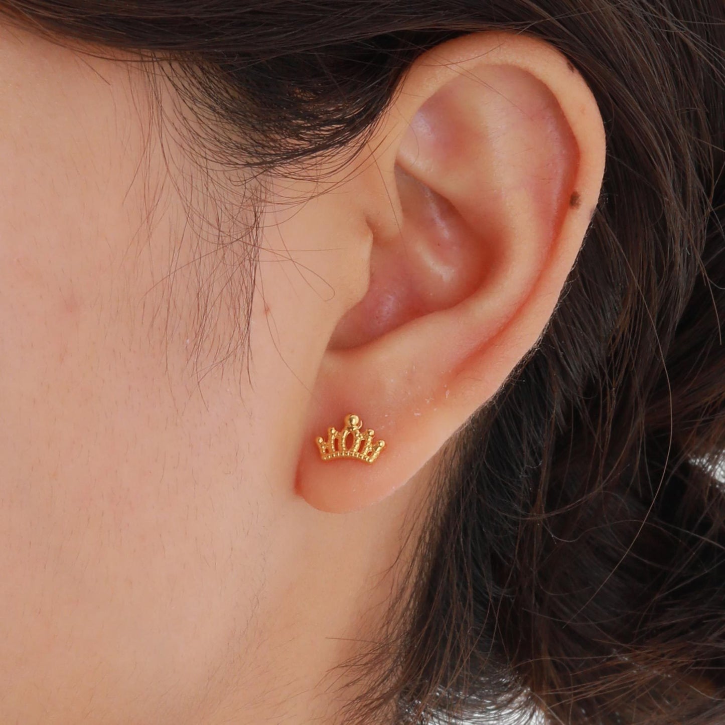Elegancia sin esfuerzo: Aros dorados en forma de U de acero inoxidable hipoalergénico para mujer – Joyería minimalista atemporal ES-621