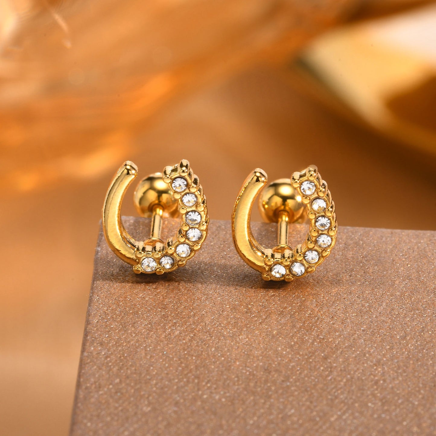 Elegancia sin esfuerzo: Aros dorados en forma de U de acero inoxidable hipoalergénico para mujer – Joyería minimalista atemporal ES-621