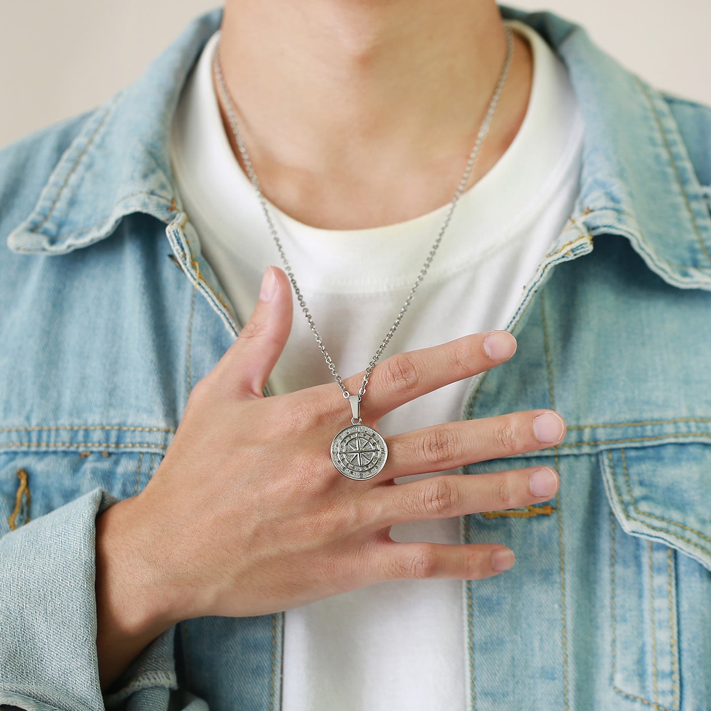 Collar con colgante de brújula y moneda de acero inoxidable Kemstone: un artículo esencial para el explorador urbano, ideal para la aventura diaria y el estilo hip-hop PN-1527