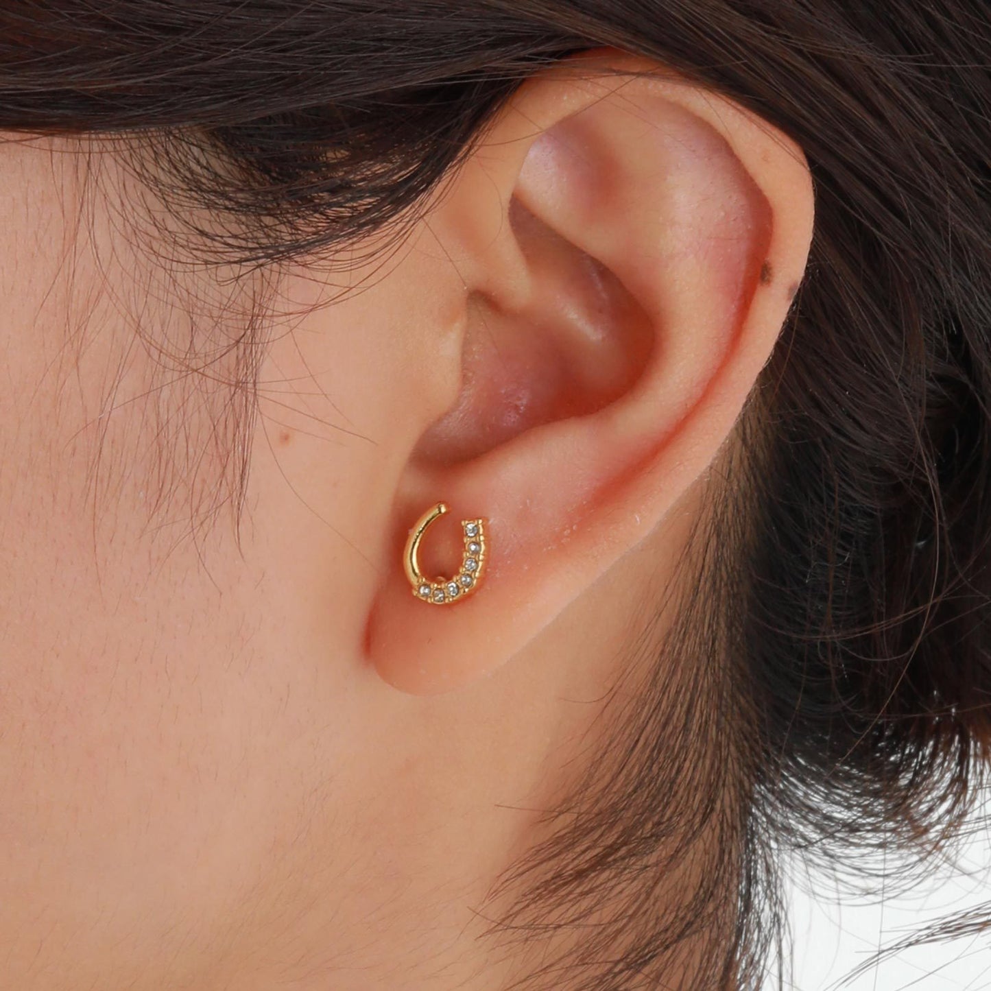 Elegancia sin esfuerzo: Aros dorados en forma de U de acero inoxidable hipoalergénico para mujer – Joyería minimalista atemporal ES-621