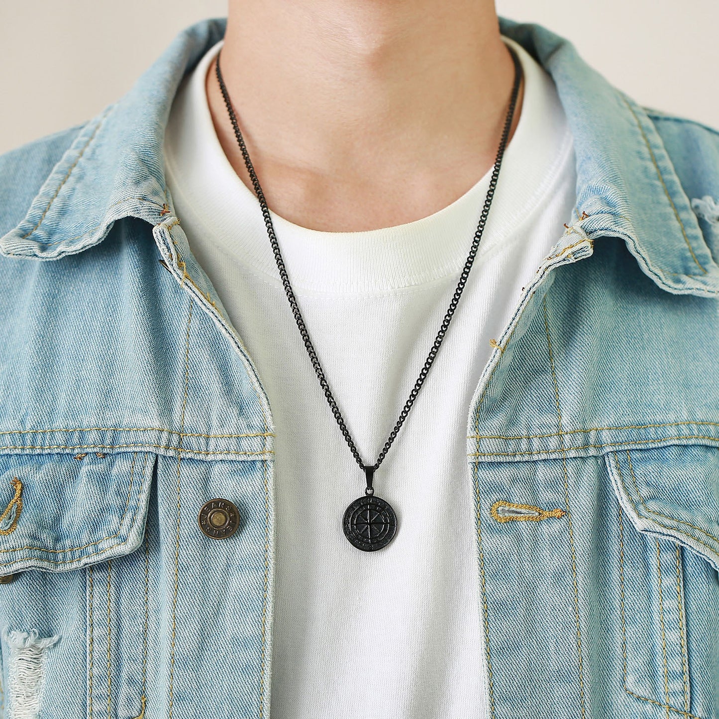 Collar con colgante de brújula y moneda de acero inoxidable Kemstone: un artículo esencial para el explorador urbano, ideal para la aventura diaria y el estilo hip-hop PN-1527