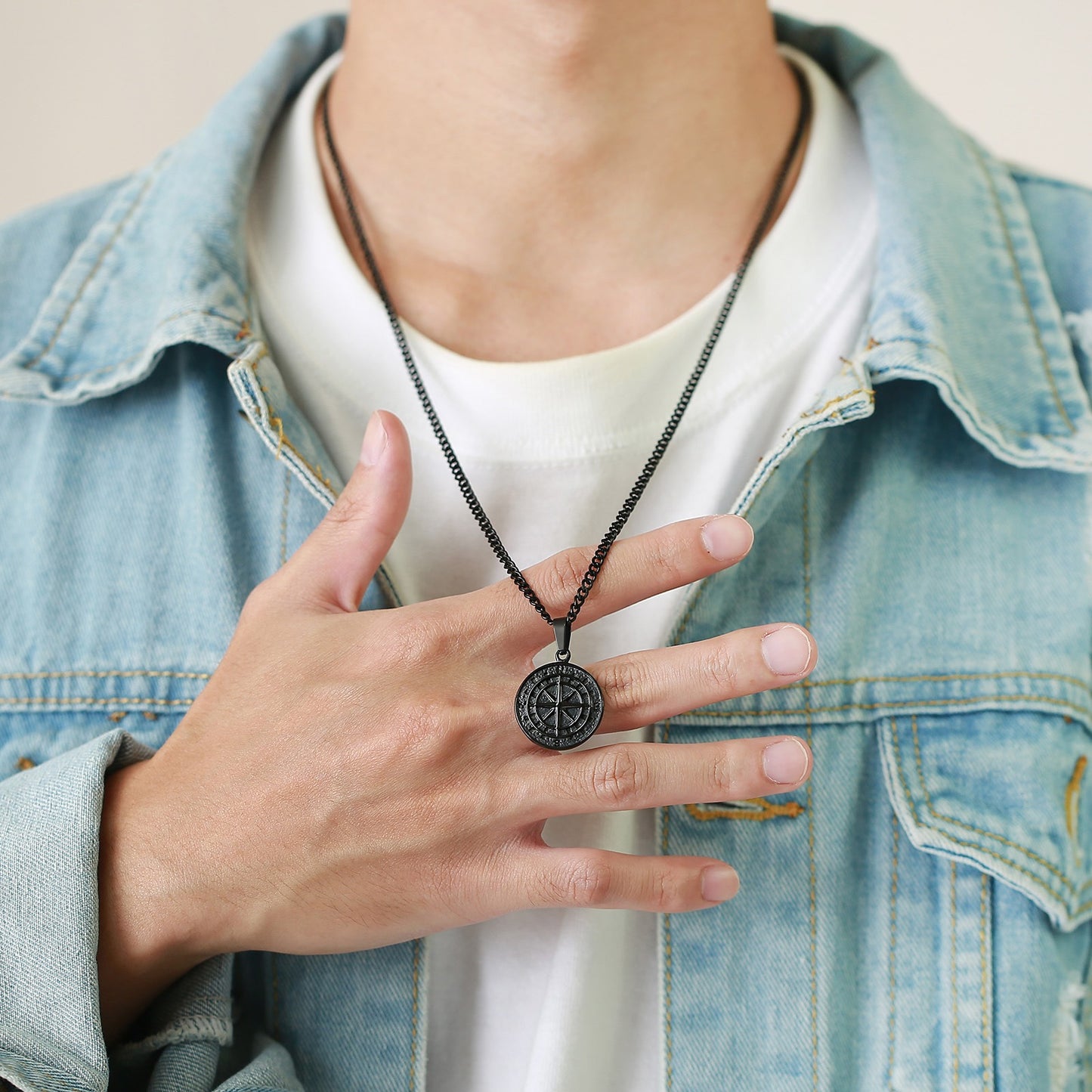 Collar con colgante de brújula y moneda de acero inoxidable Kemstone: un artículo esencial para el explorador urbano, ideal para la aventura diaria y el estilo hip-hop PN-1527