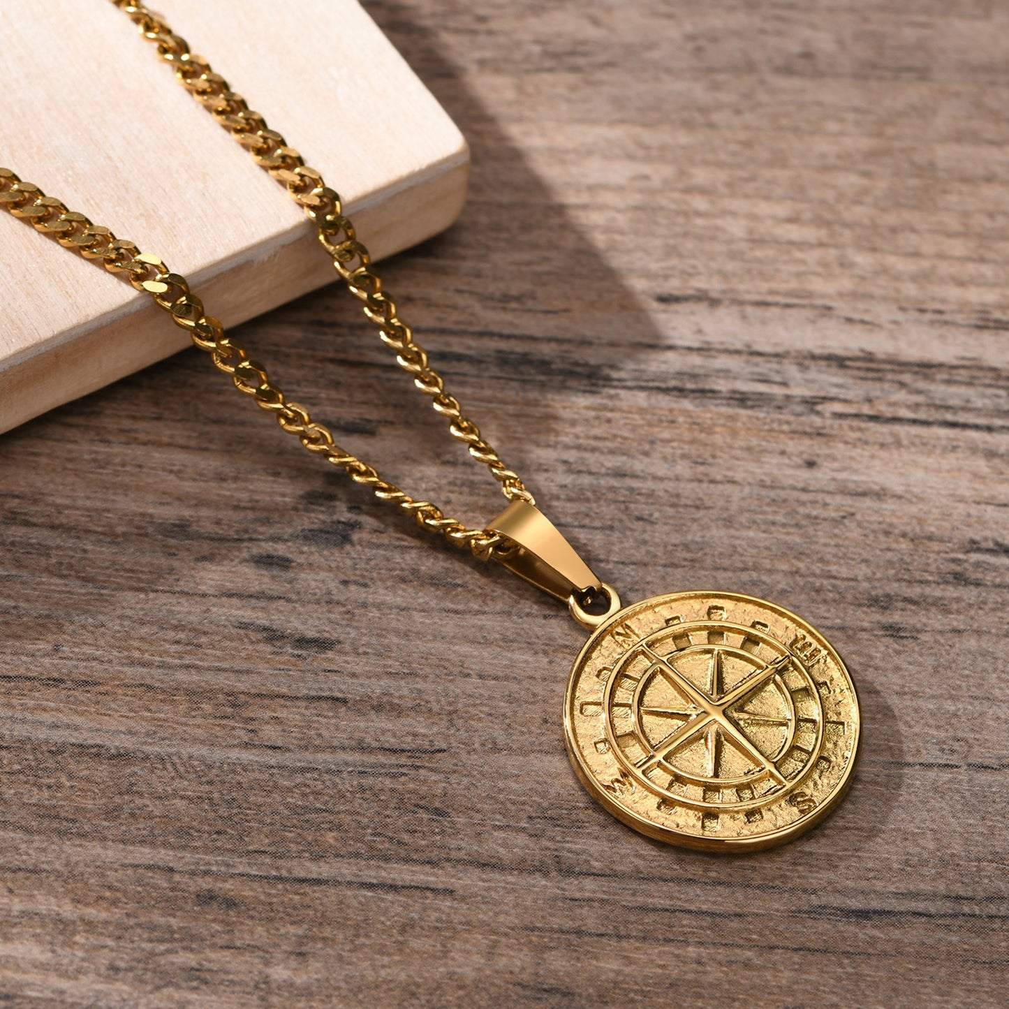 Collar con colgante de brújula y moneda de acero inoxidable Kemstone: un artículo esencial para el explorador urbano, ideal para la aventura diaria y el estilo hip-hop PN-1527