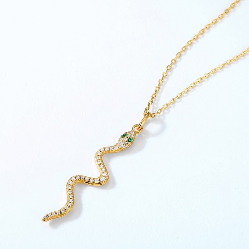 Collar con colgante de serpiente de diseño original hecho a mano por Kemstone - Plata S925 con nanocircón verde y baño de oro de 9 quilates, 45,7 cm