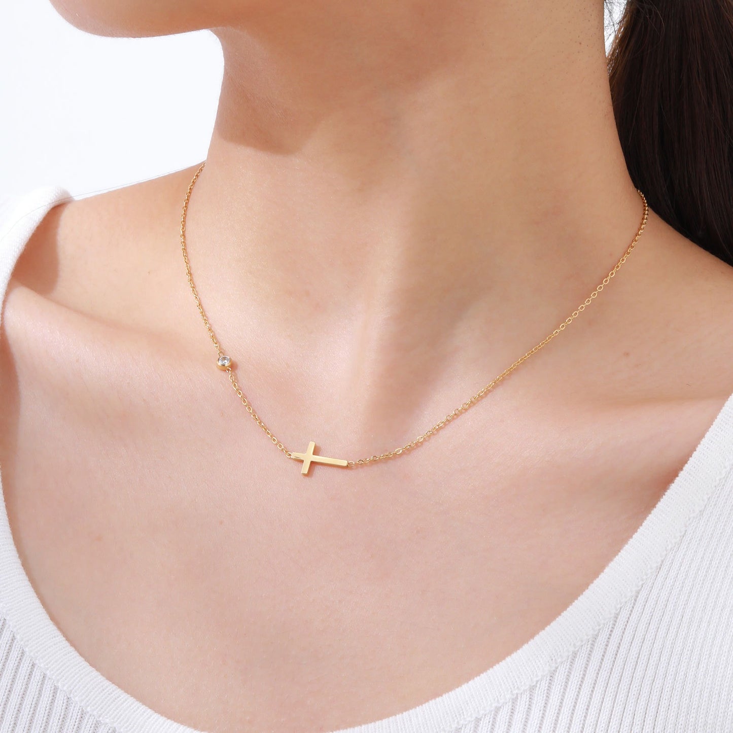 Collar con colgante de cruz de resplandor eterno - Joyería de acero inoxidable con circonitas blancas en tono dorado para mujer, hipoalergénico, elegante y cotidiano NC-782