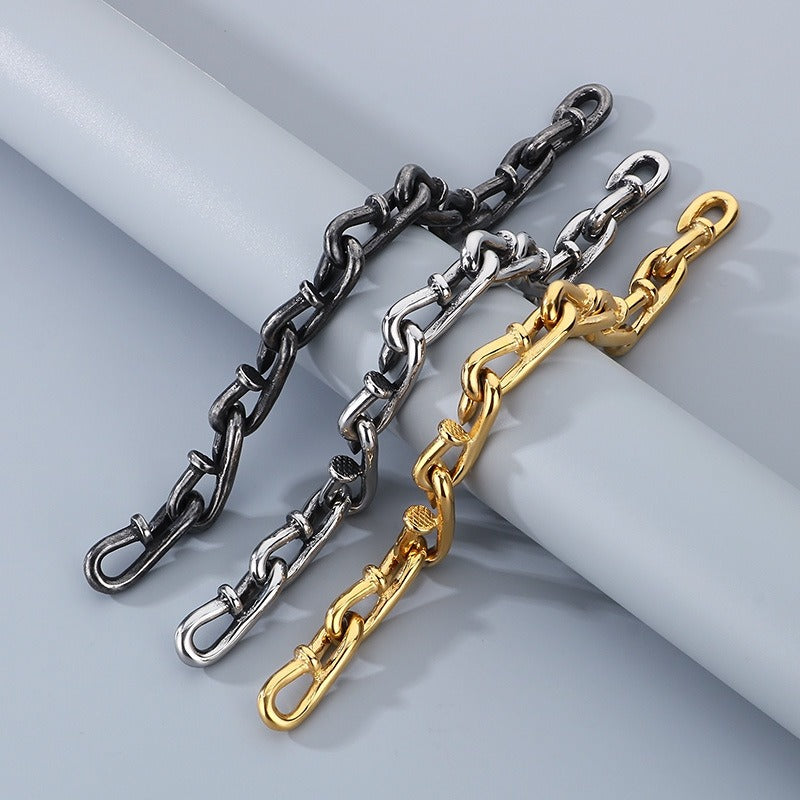 Pulsera de acero y titanio con cierre de gancho rústico Kemstone - Diseño de cadena con clavos desgastados para hombre, estilo minimalista KB146421