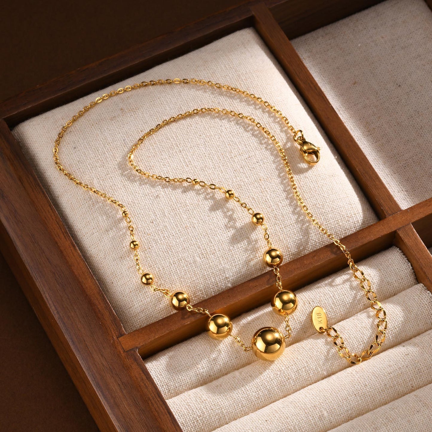 Elegante collar de acero inoxidable con esfera dorada para mujer NC-1945