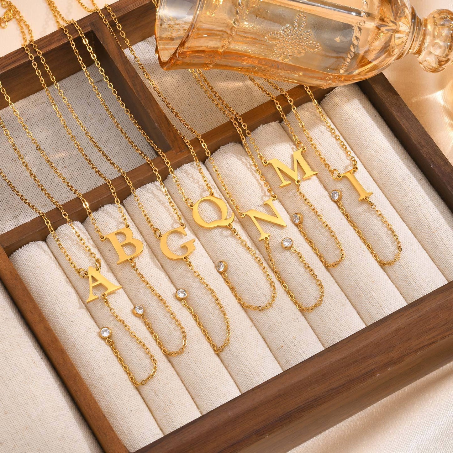 Collar de cadena cruzada plana de acero inoxidable con letra, circonita blanca y flecos dorados. Joyería minimalista personalizada para mujer. NC-1936G