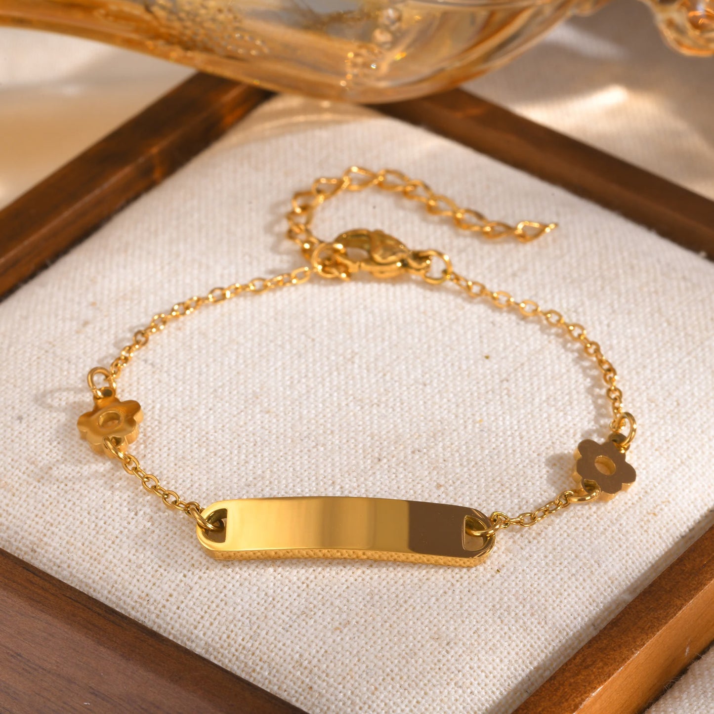 Pulsera de cadena cruzada plana de acero inoxidable Kemstone con colgante floral curvo - Joyería minimalista para mujer, elegancia para el día a día y diseño ideal para regalar BR-2159