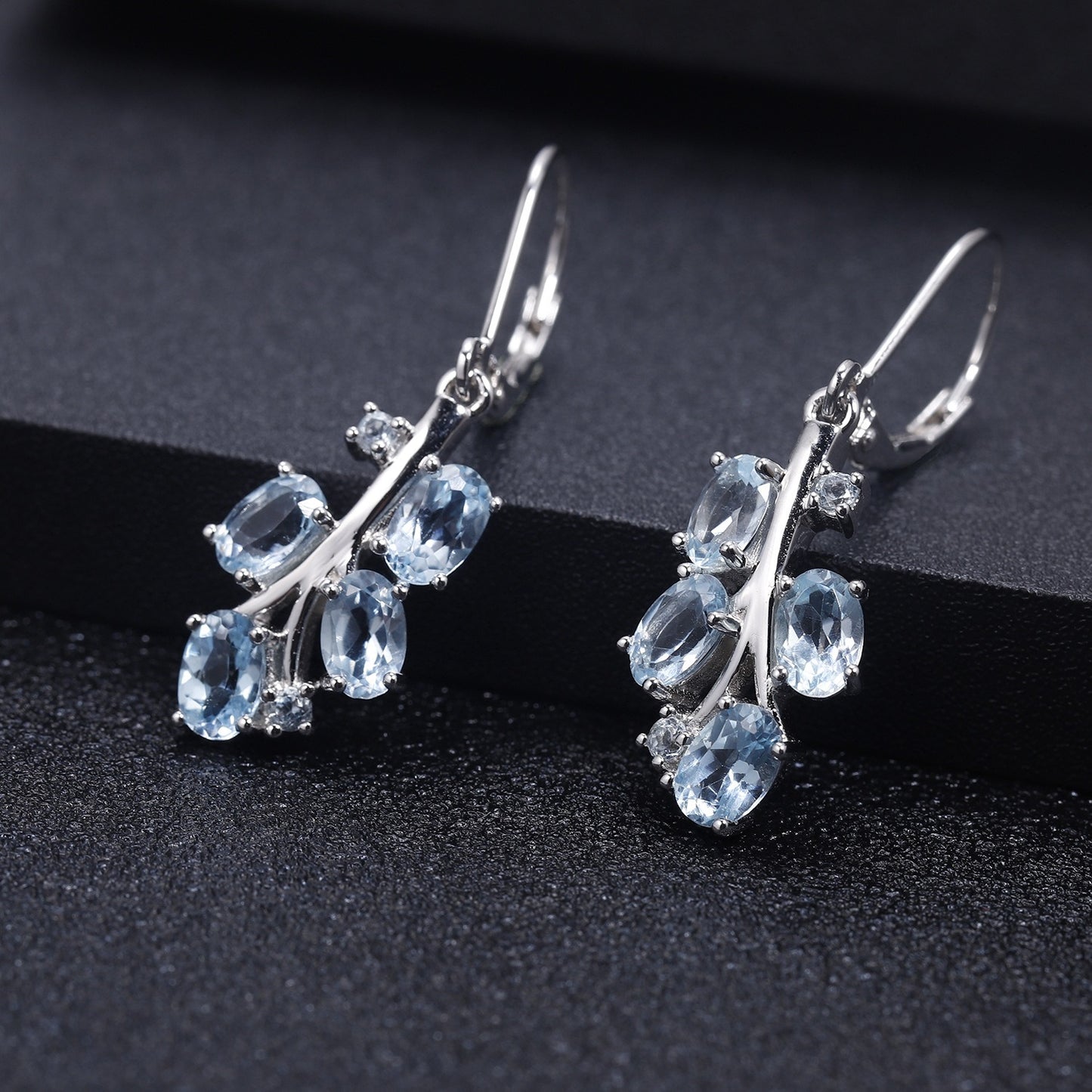 Pendientes de plata de ley con diseño original de Kemstone, hechos a mano, con topacio y peridoto naturales.
