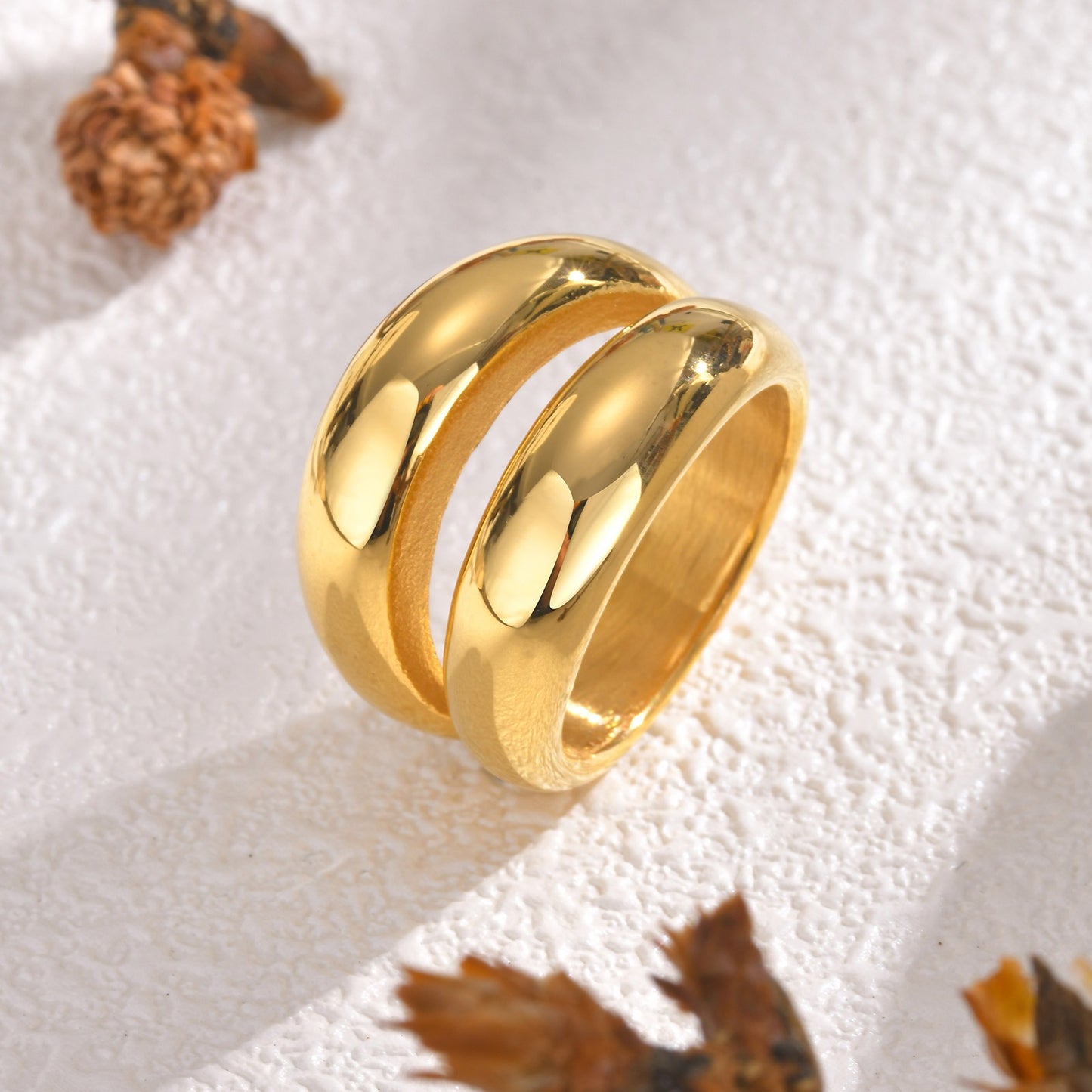 Anello geometrico in acciaio inossidabile con superficie liscia color oro per donna - Gioielli minimalisti per l'eleganza quotidiana RC-718