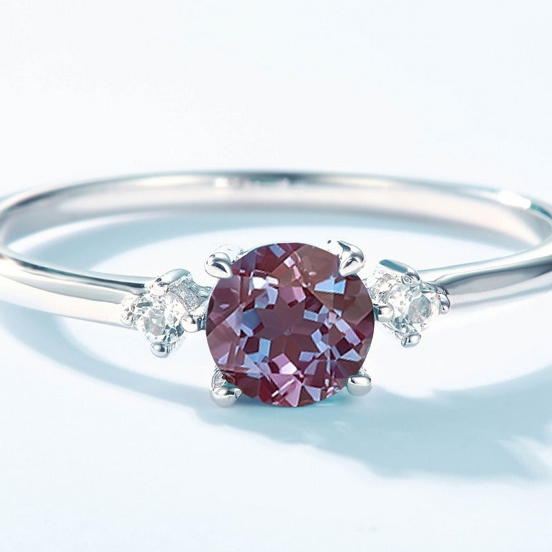 Anillo de alejandrita moderno, diseño original artesanal de Kemstone - Plata S925 con baño de platino y diseño geométrico
