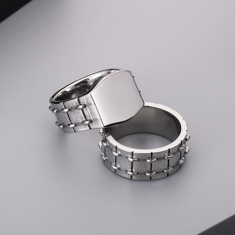 Anillo punk de acero inoxidable Kemstone para hombre - Diseño de motocicleta grabado a láser, pieza llamativa personalizable y resistente a la decoloración KR1087872-K