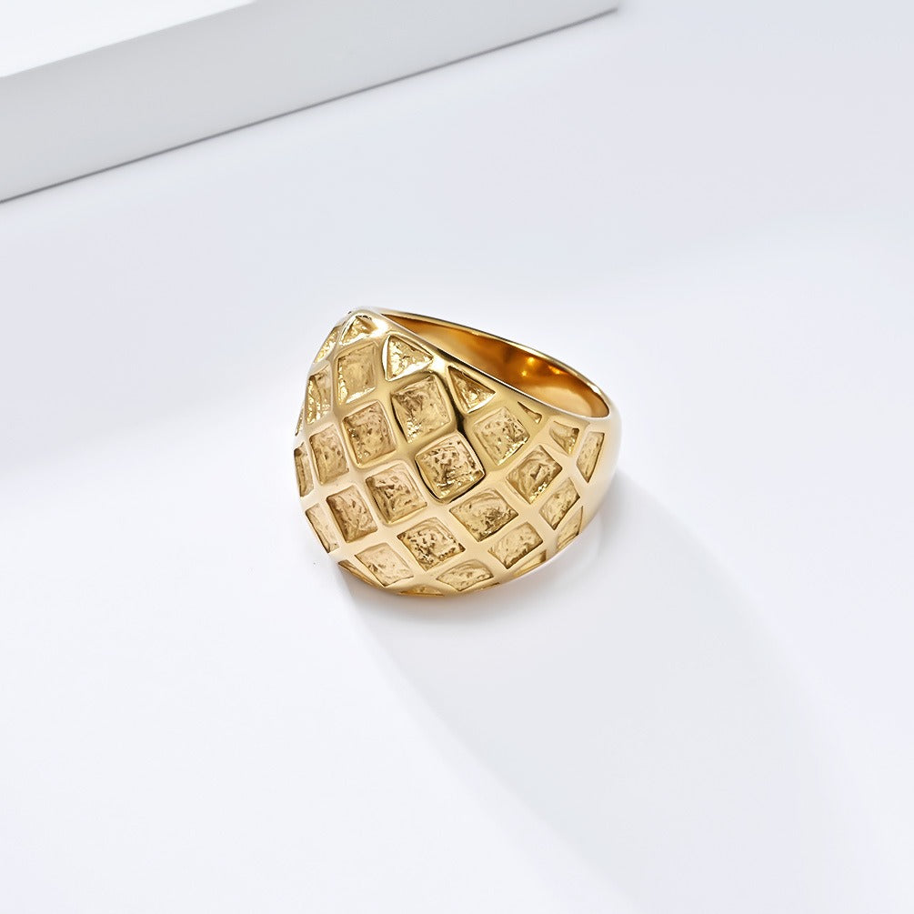 Anillo de acero y titanio con diseño hexagonal Hive - Joyería dorada para mujer, accesorios bohemios chic y vanguardistas para el día a día K-R970