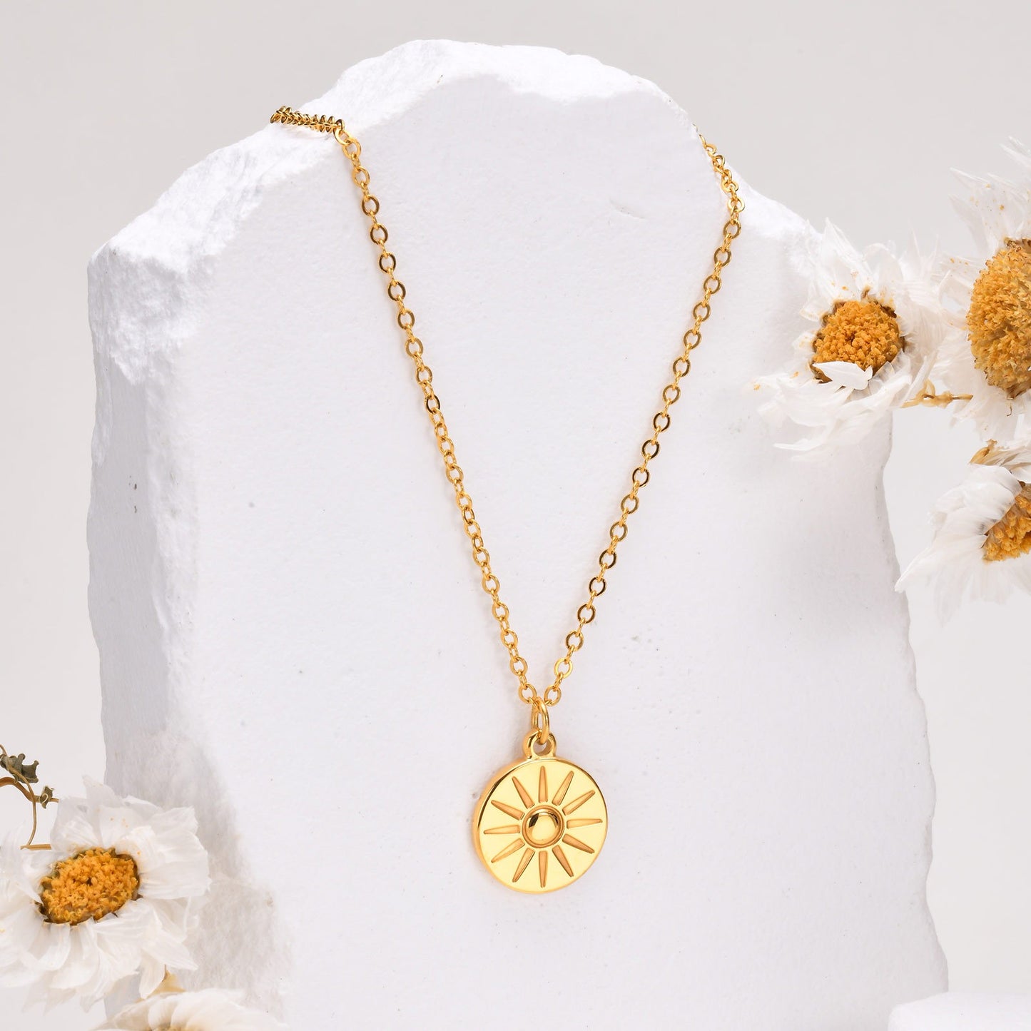 Elegante collar con colgante circular dorado - Cadena minimalista de acero inoxidable para clavícula para mujer NC-1854