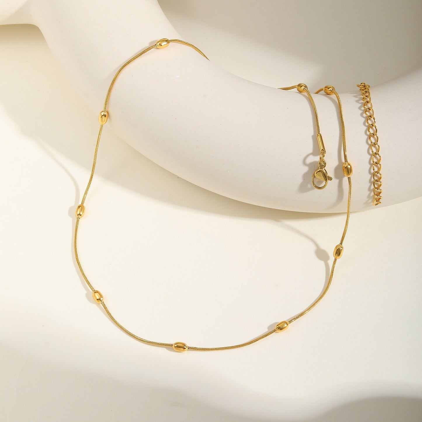 Collar de cadena de serpiente Kemstone de acero inoxidable dorado - Diseño delicado con cuentas para mujer, joya minimalista para el día a día NC-1639