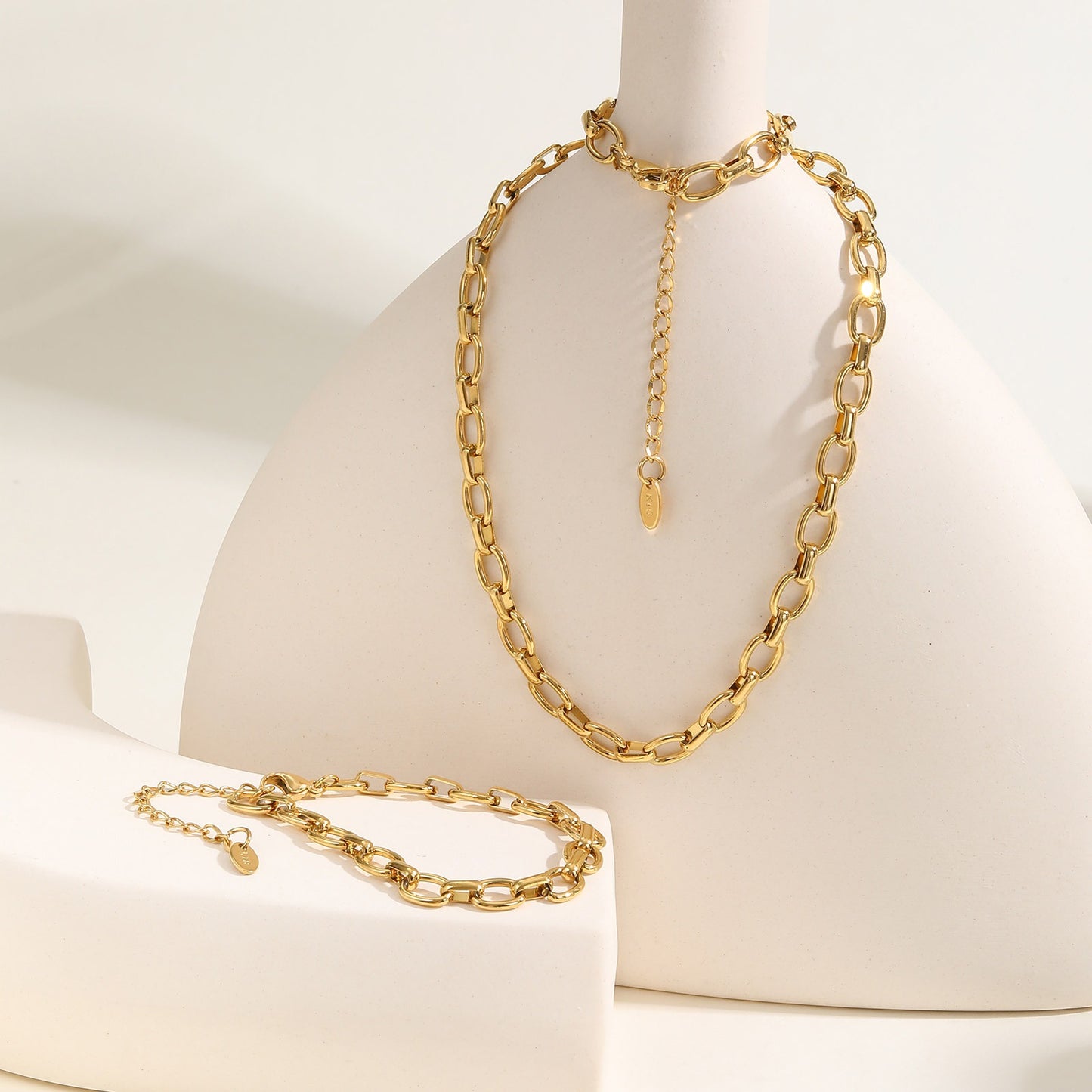 Pulsera Kemstone de acero inoxidable con eslabones, hecha a mano y con un diseño geométrico audaz en un vibrante tono dorado para el día a día de la mujer. BR-2343