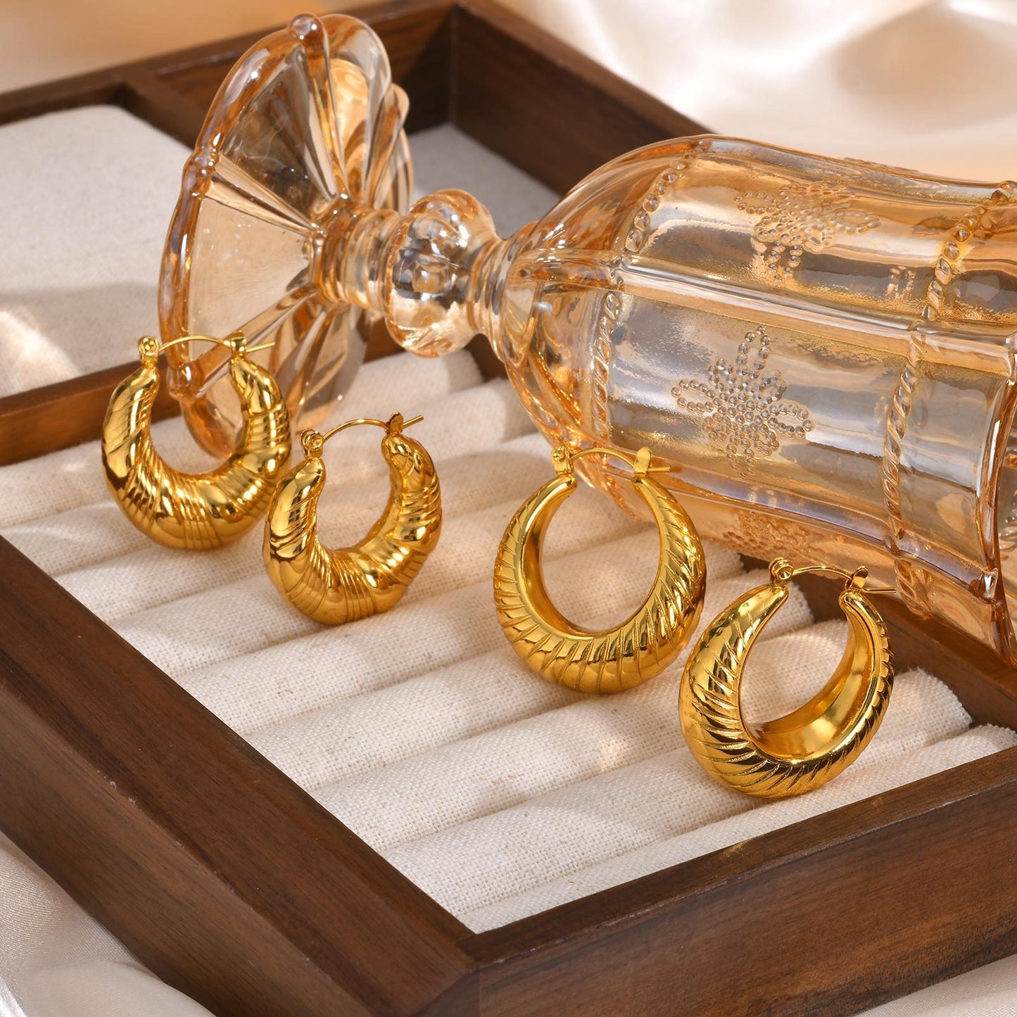 Pendientes de aro dorados texturizados en forma de C - Joyería de acero inoxidable con relieve para mujer (Regalo hipoalergénico de lujo con grabado personalizado) EH-724