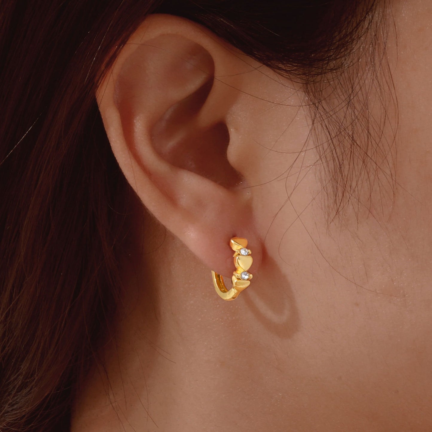 Preciosos aros de acero inoxidable dorado con circonitas: corazón, estrella, cruz y más estilos EH-722