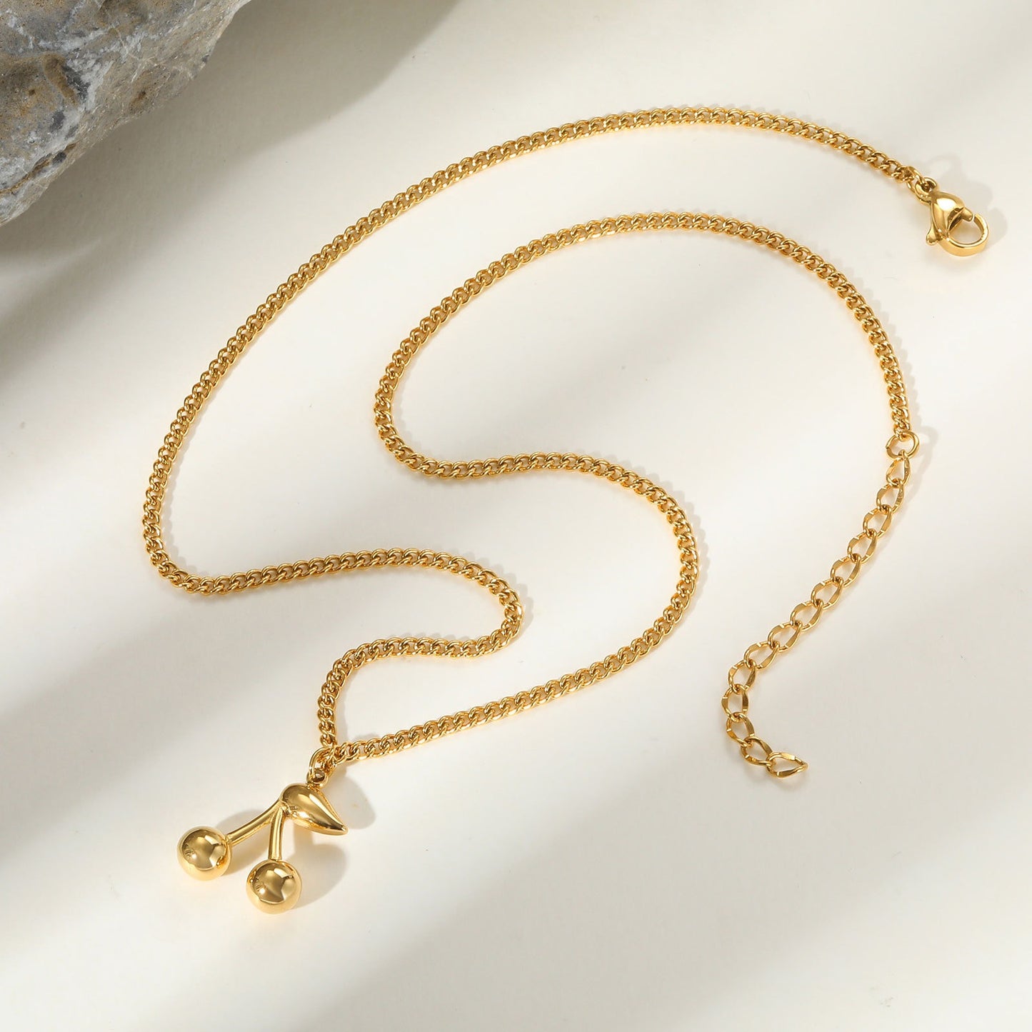 Collar minimalista de cadena cepillada de acero inoxidable Kemstone con colgante de flor de cerezo - Detalles dorados para mujer NC1968