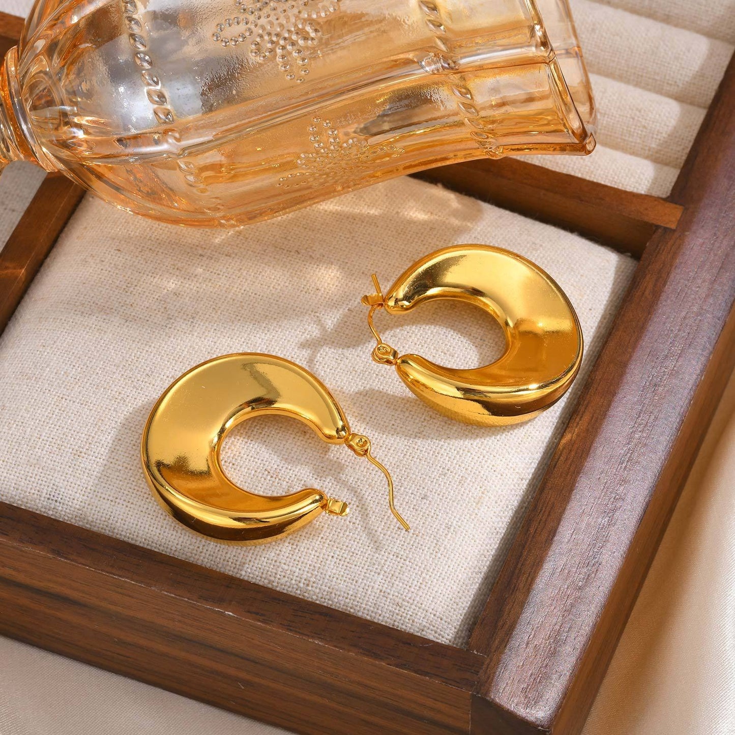 Elegantes y modernos pendientes de aro de acero inoxidable dorado en forma de C: glamour minimalista para una elegancia cotidiana EH-723