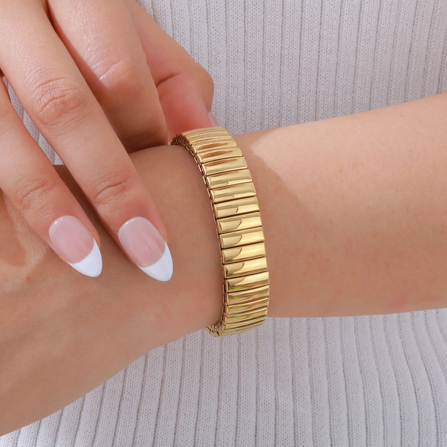 Pulsera elástica dorada para mujer | Joyería de acero inoxidable hipoalergénica con opciones de grabado láser B-633