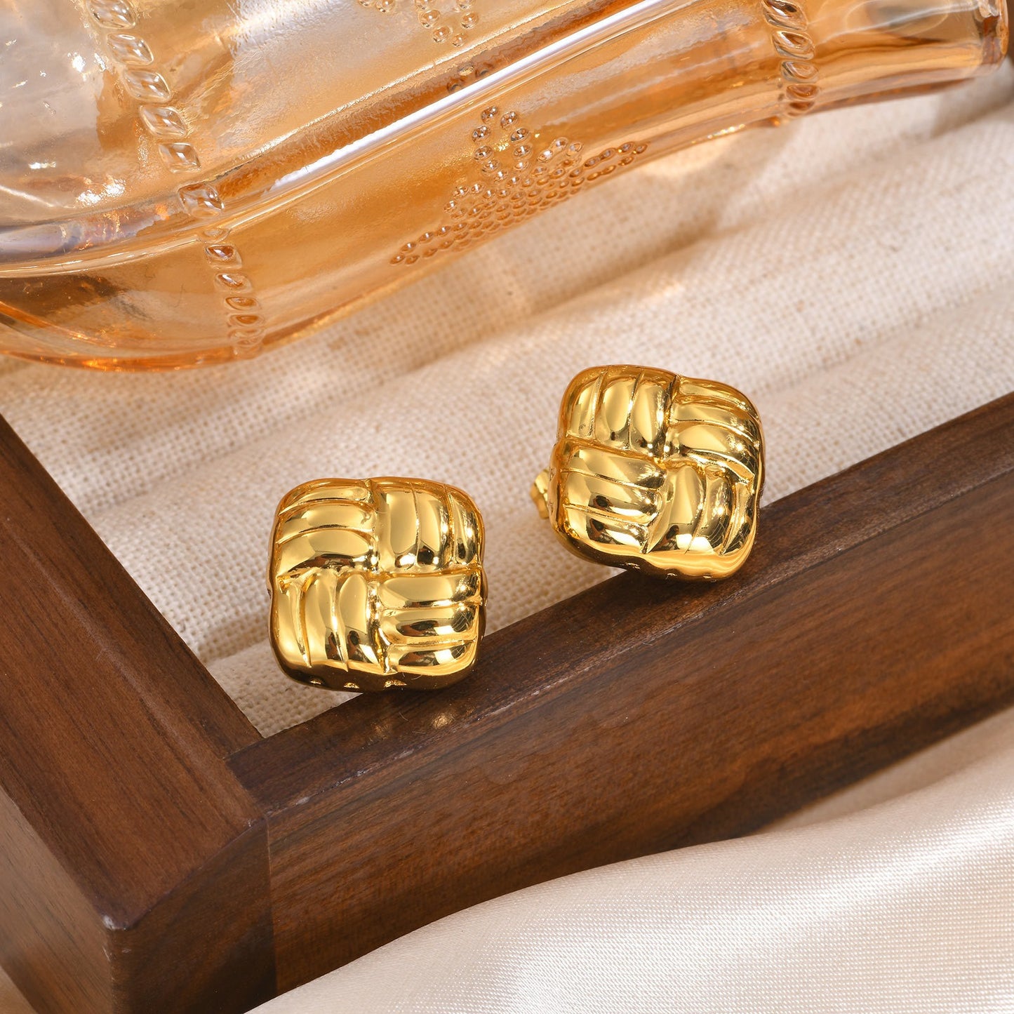 Aretes cuadrados tejidos artesanalmente | Joyería geométrica de acero inoxidable en tono dorado para mujeres modernas ES627