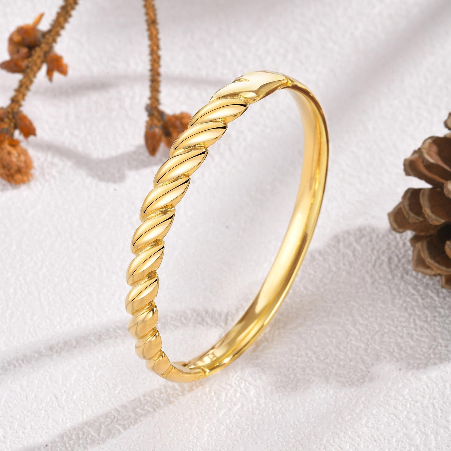 Bracciale Twist in acciaio inossidabile con finitura a specchio - Gioiello geometrico regolabile per donna, design minimalista dorato per l'eleganza quotidiana B-618