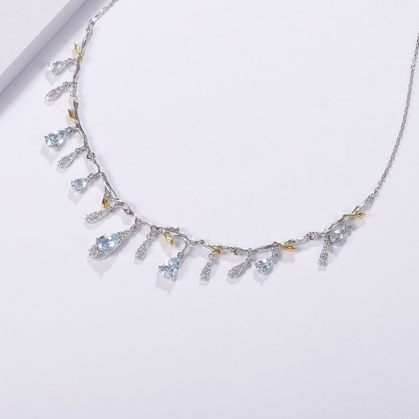 Collana girocollo di lusso con pietre preziose Kemstone, realizzata a mano e dal design originale | Topazio azzurro cielo naturale | Argento Sterling 925 + placcato oro