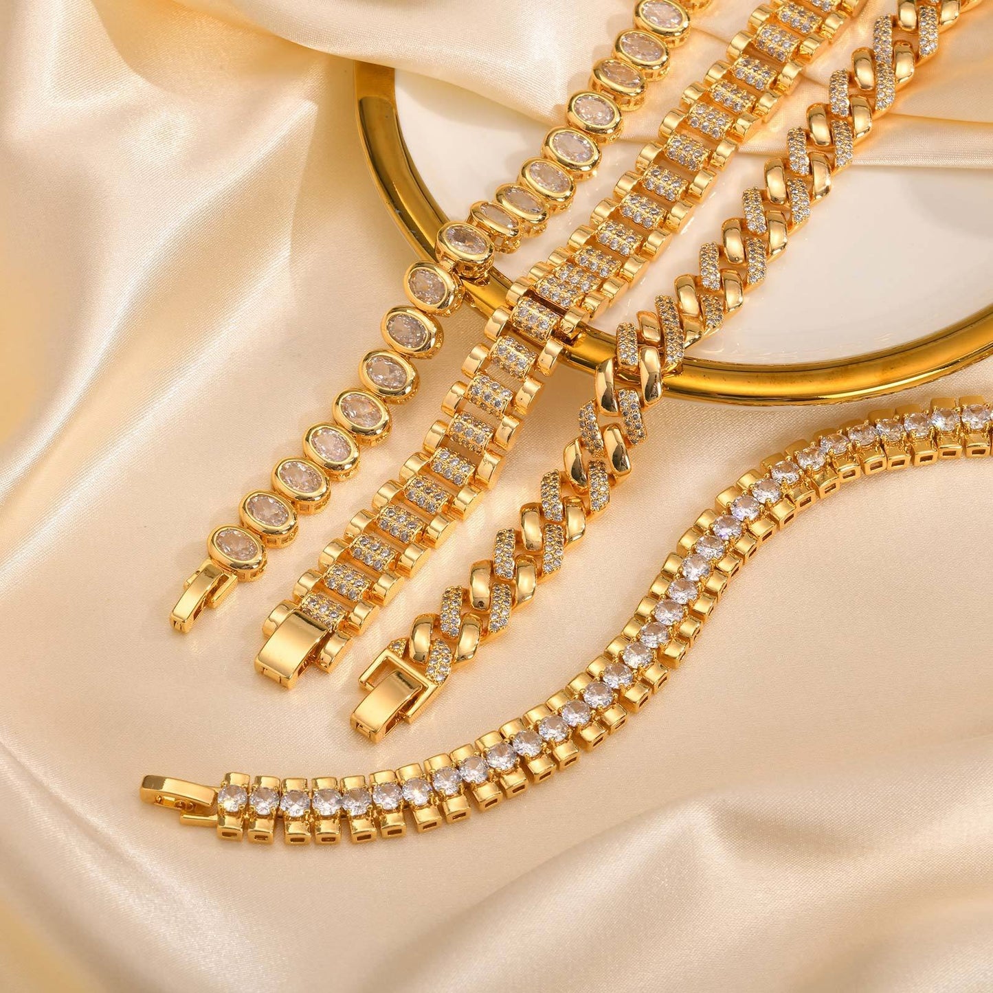 Pulsera gruesa de cobre y circonita en tono dorado para mujer: cadena llamativa con detalles art déco PBR-219