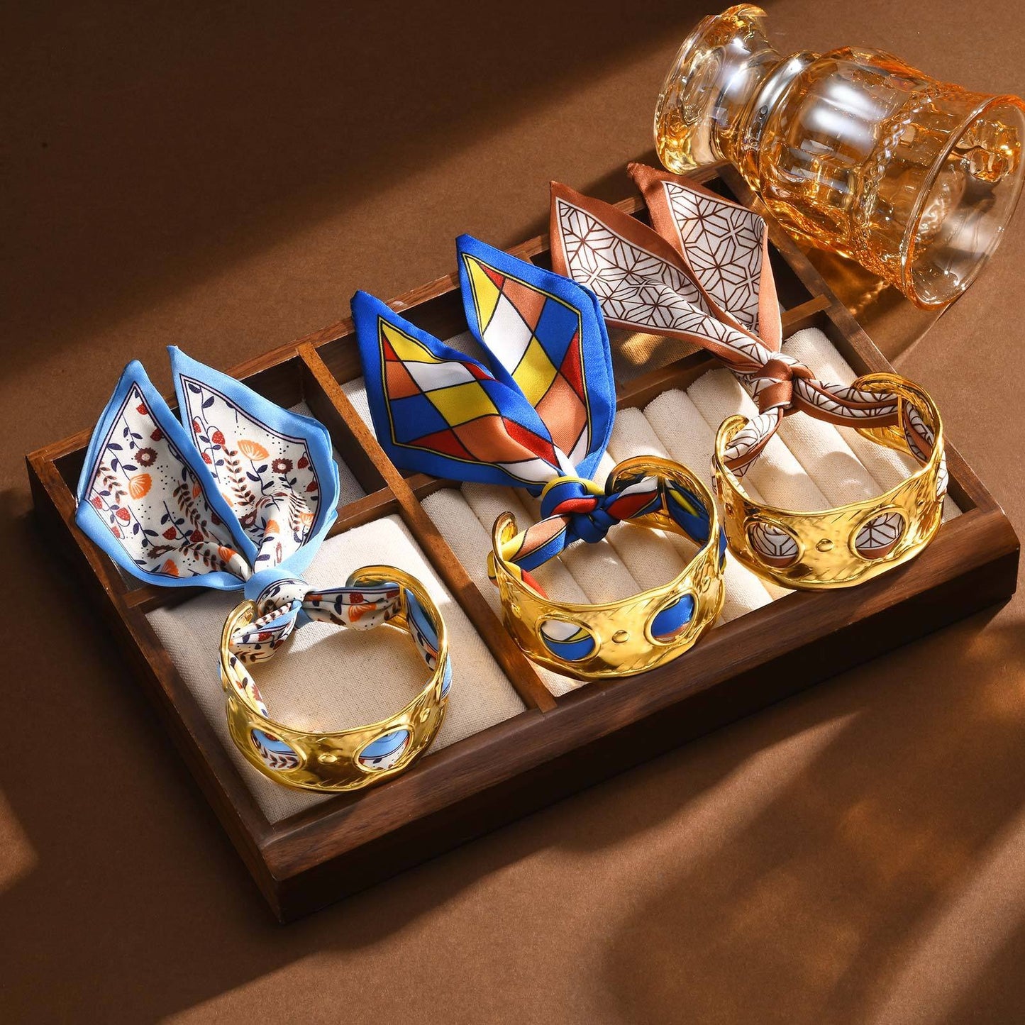 Elegante pulsera de acero inoxidable dorado con elegante nudo de seda: un accesorio imprescindible para mujer B-630
