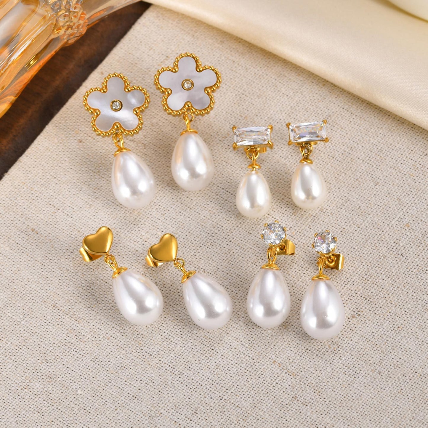 Orecchini Kemstone in acciaio inossidabile con catena floreale in zirconia e gocce di perle finte – Eleganza dorata per lo scintillio quotidiano ED-782