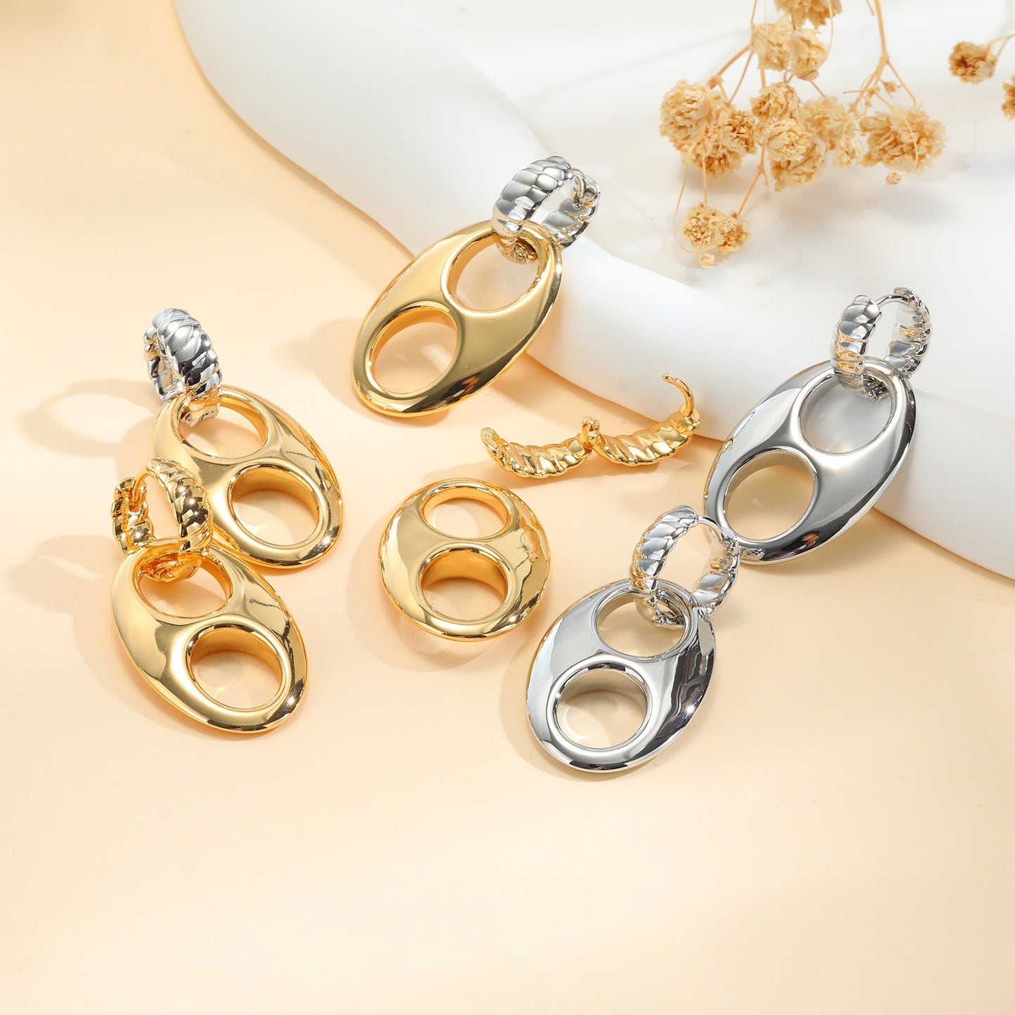 Aretes ovalados de aleación de cobre en tono dorado de 14 quilates con detalles de cristal: elegancia minimalista para un glamour cotidiano EBD-414
